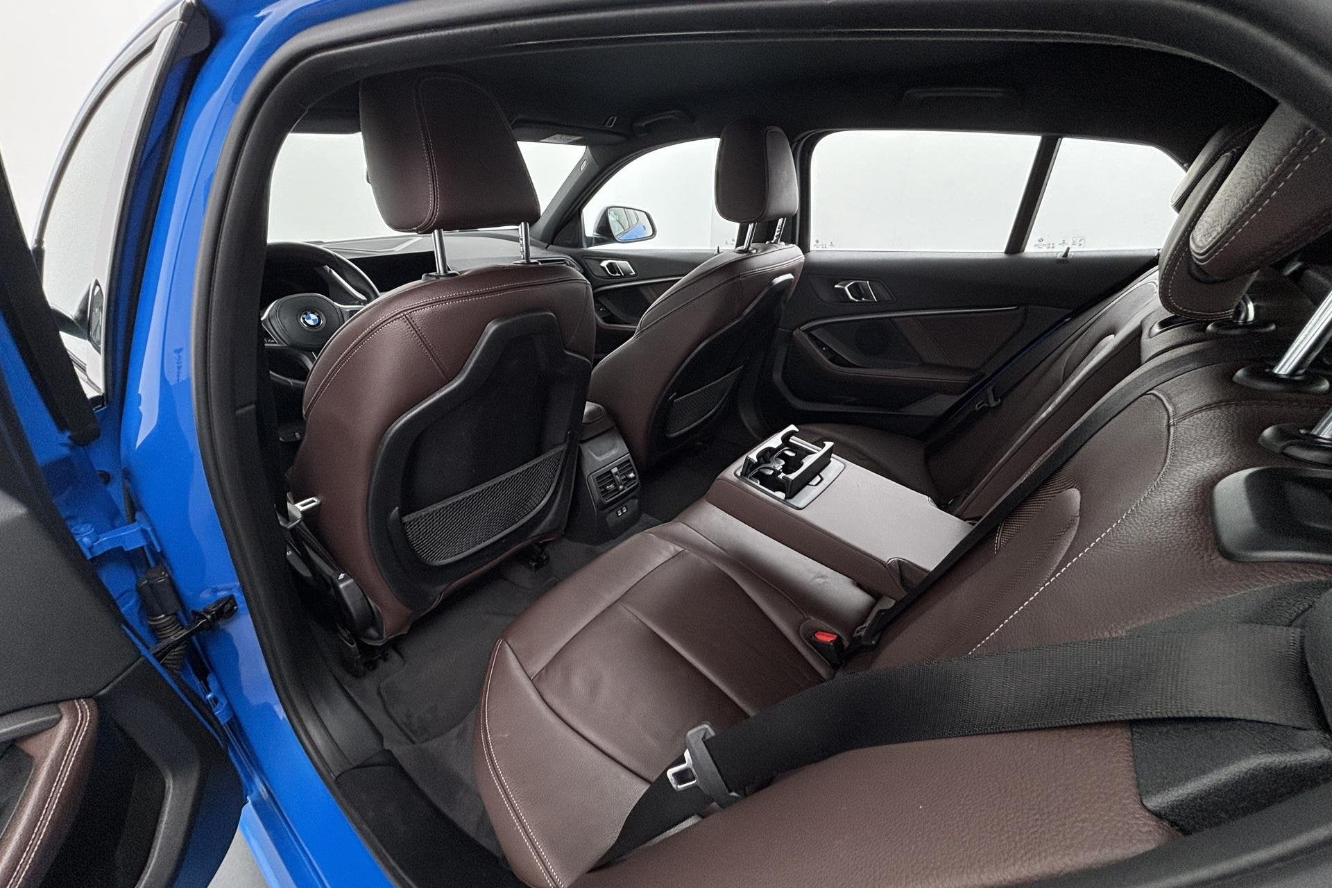 Foto 22 van BMW 1-serie 120i Business Edition Plus Sportief karakter met