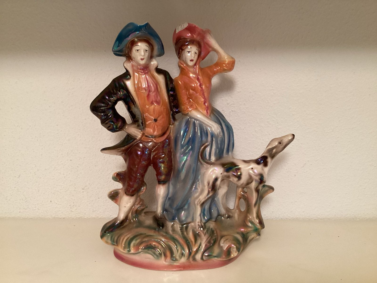 Vintage Geglazuurd Porseleinen Beeldje: Man, Vrouw en Hond, Antiek en Kunst, Antiek | Porselein, Ophalen