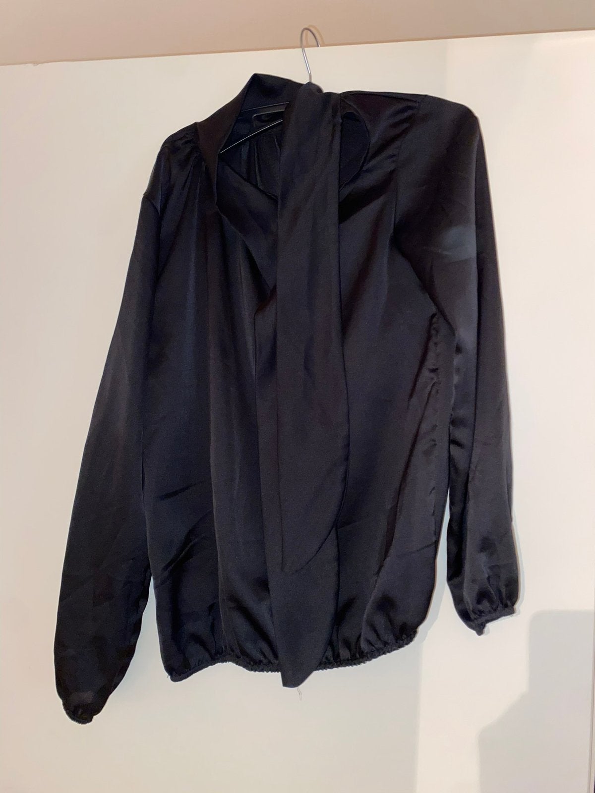 Dames zwarte satijnen blouse, Ophalen of Verzenden, Zo goed als nieuw, Zwart