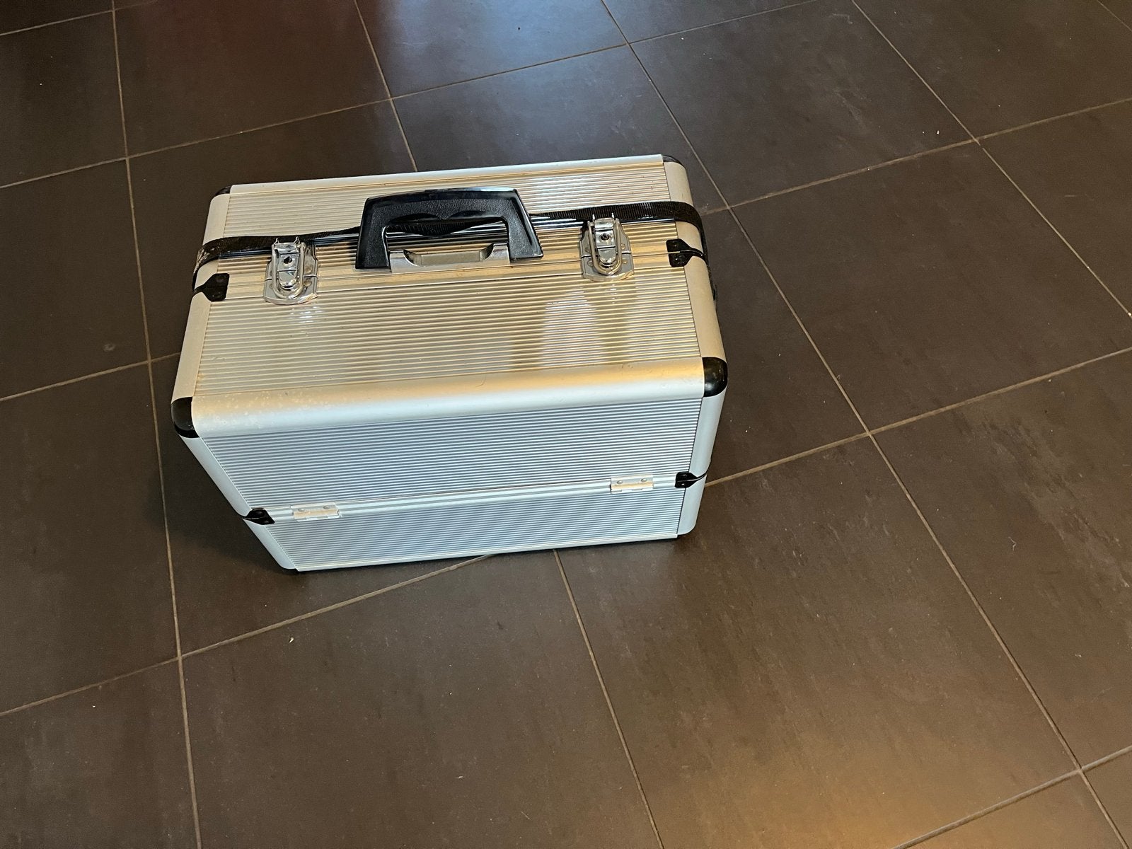 Aluminium make-up koffer ook voor nagelstyliste, Ophalen, Gebruikt, Grijs, Hardcase