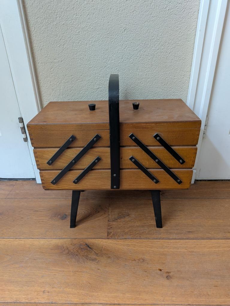 Vintage naaidoos met een opvouwbaar accordeonontwerp, Ophalen