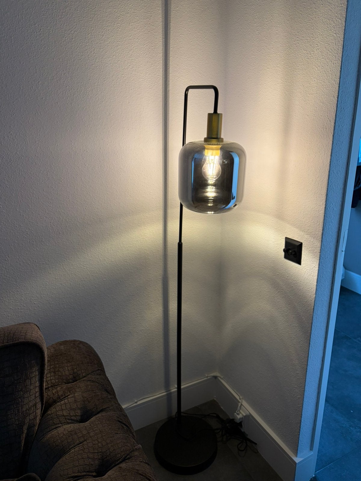 Vloerlamp zwart met goud - smoke glas, Huis en Inrichting, Lampen | Vloerlampen, Ophalen, Zo goed als nieuw, Glas, 150 tot 200 cm