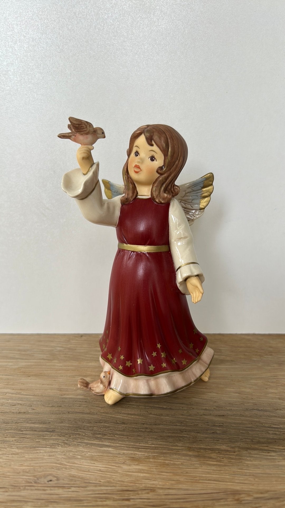 Goebel 158/ 2999 engel met vogel op hand., Ophalen of Verzenden, Zo goed als nieuw, Beeld(je)