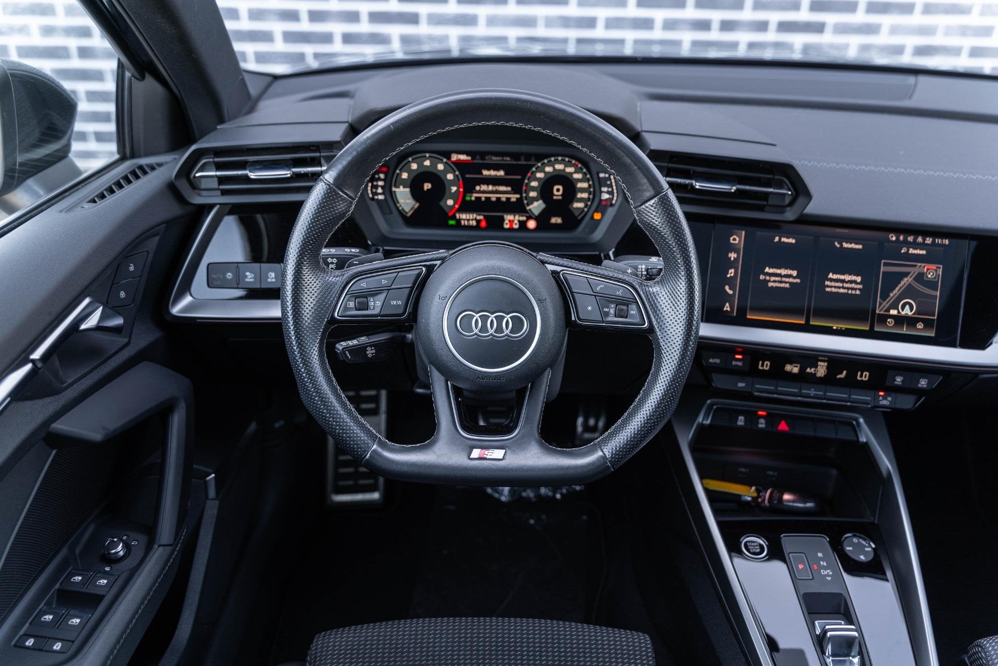 Audi A3 Limousine 30 TFSI S-Tronic S edition | Panoramadak |, Gebruikt, Leder en Stof, Origineel Nederlands, Bedrijf