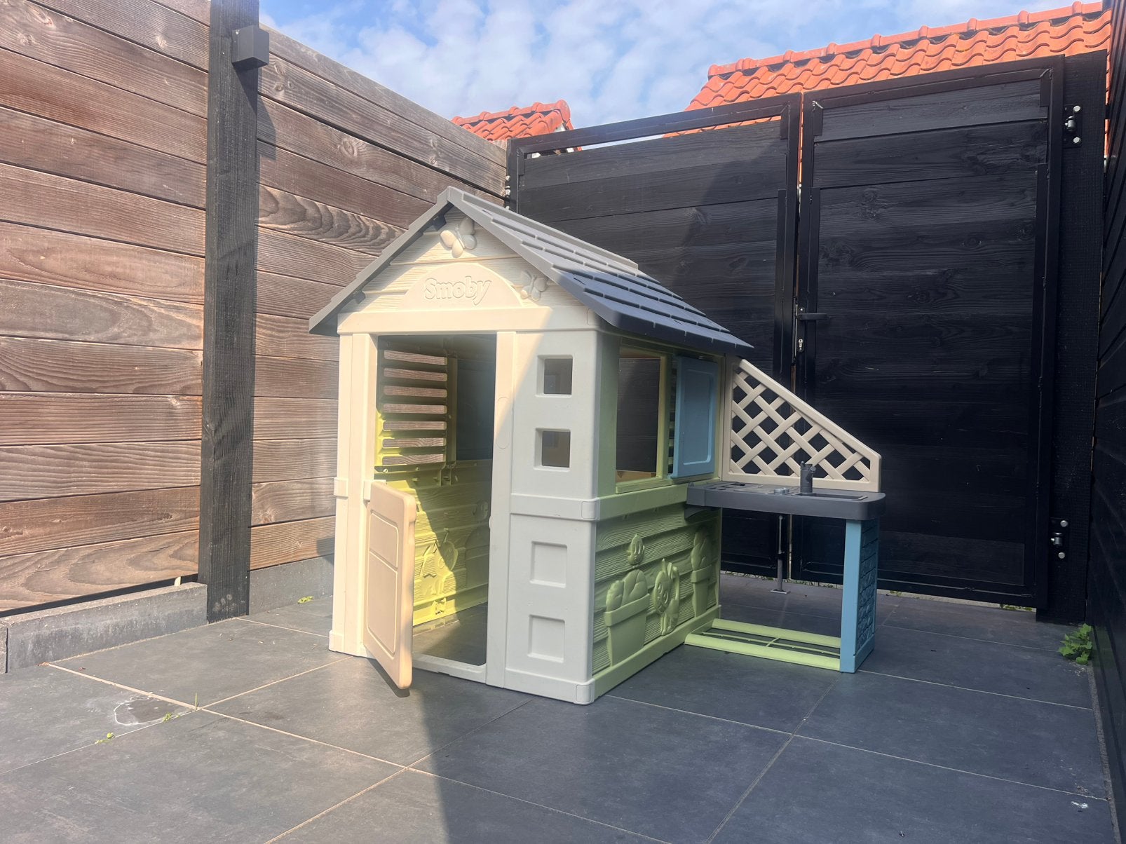 Smoby speelhuisje met keuken – netjes en compleet, Kunststof, 3 ramen of meer, Ophalen, Minder dan 250 cm