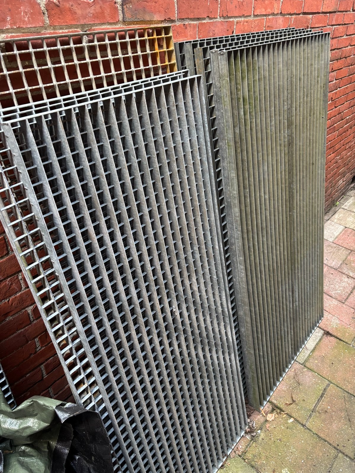 Metalen roosters (5 stuks) - 150x76 + 4 diverse afmetingen, Ophalen, Gebruikt, IJzer