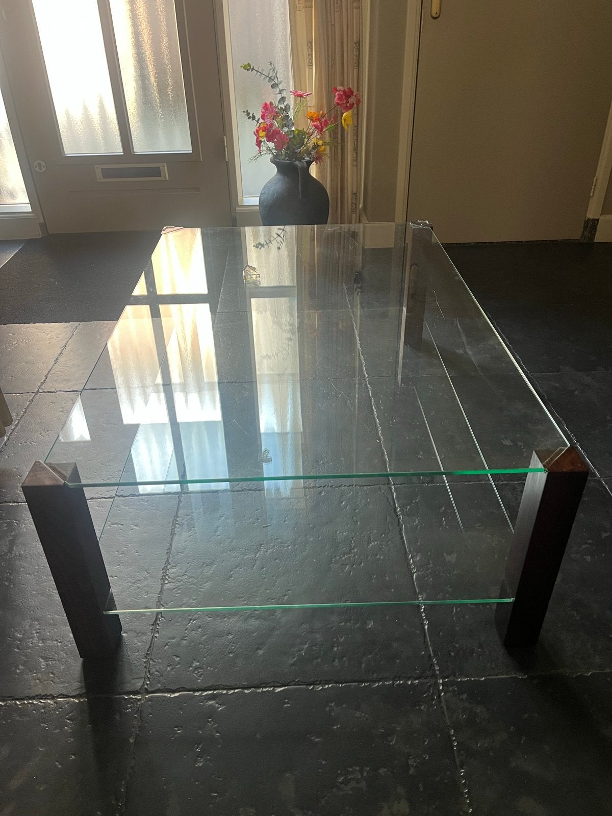 Glazen salontafel met massief houten poten, Ophalen, 50 – 75, Gebruikt, 100 tot 150 cm