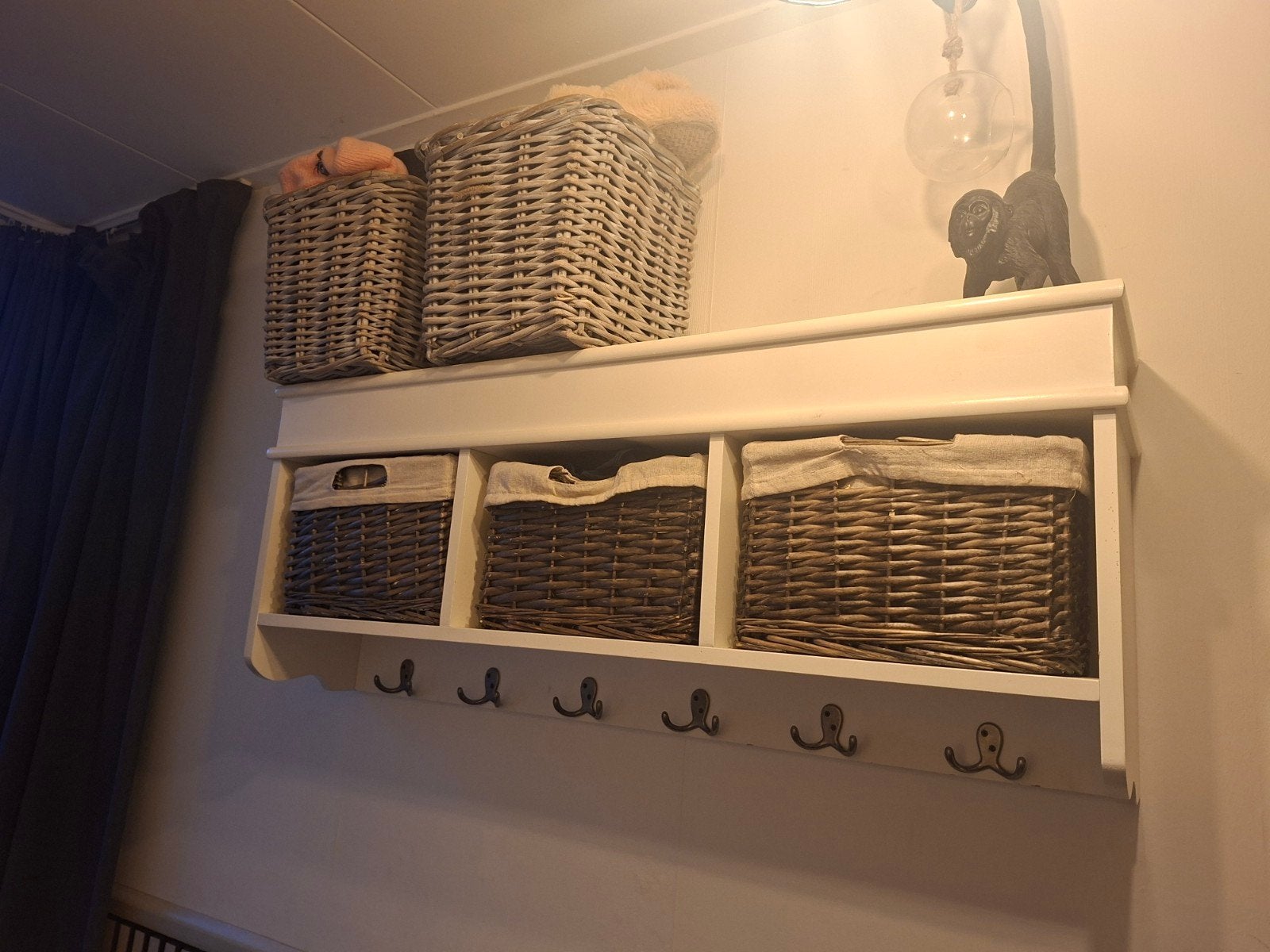 Witte wandkapstok met opbergruimte en haken, Wandkapstok, Gebruikt, Ophalen of Verzenden, Minder dan 100 cm