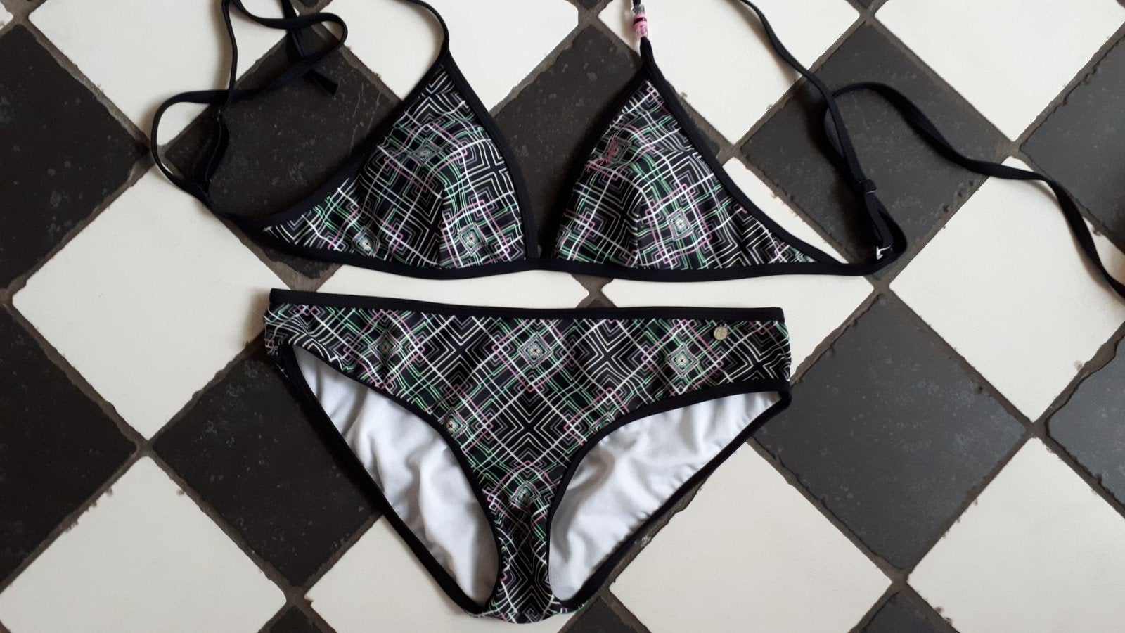Protest bikini nieuwstaat maat 38 zwart met grafische print, Meerkleurig, Ophalen of Verzenden, Zo goed als nieuw, Protest