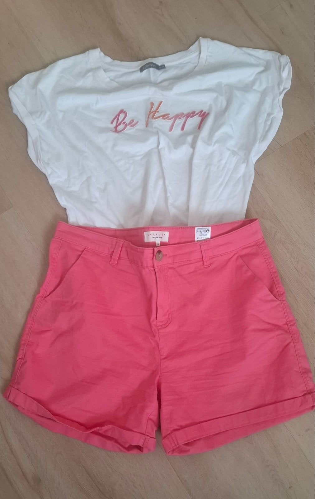 Leuk setje: Roze shorts (LolaLiza) en wit T-shirt (Geisha), LolaLiza, Geisha, Ophalen, Zo goed als nieuw
