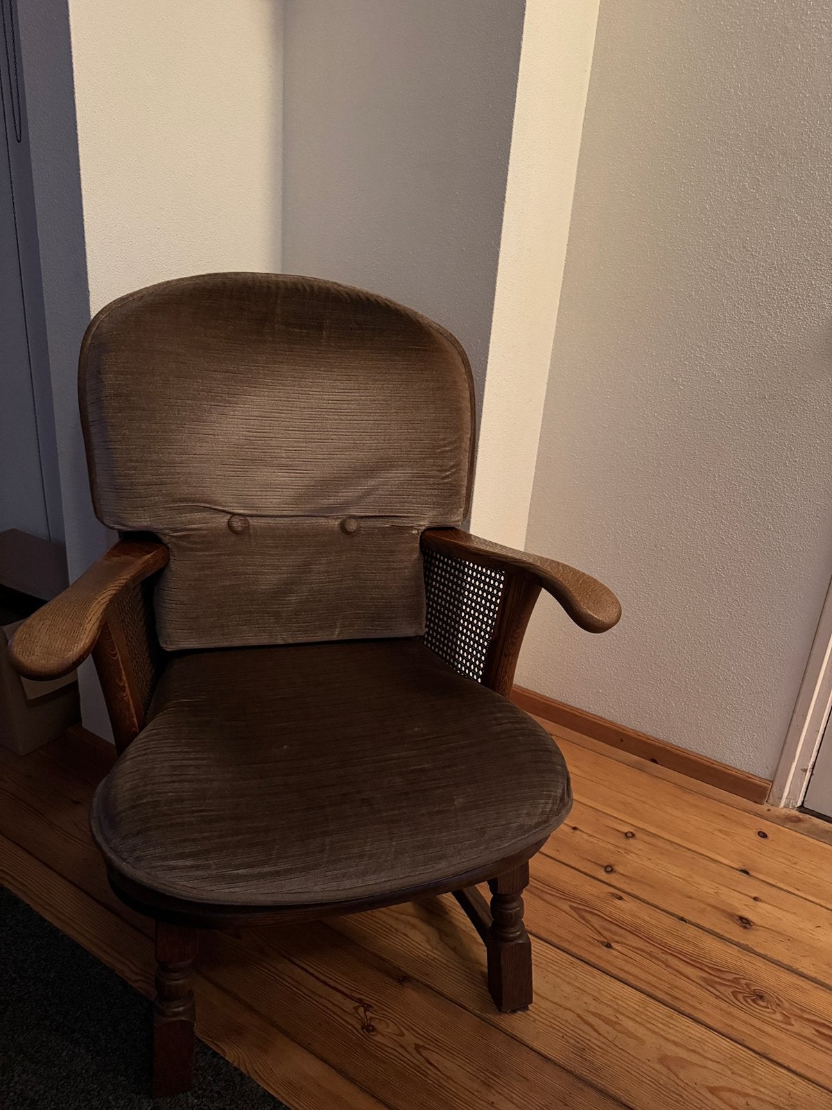 Houten stoel, Ophalen