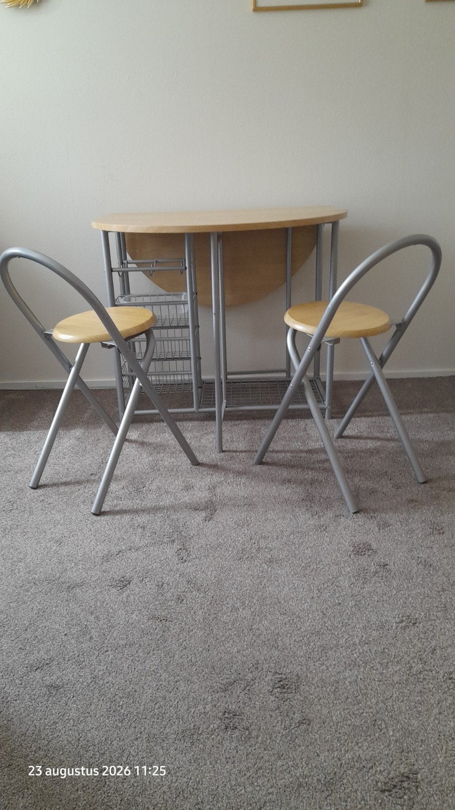 Compacte keukentafel met klapbare bladen, plus stoeltjes., Tot twee personen, Zo goed als nieuw, Overige vormen, Ophalen