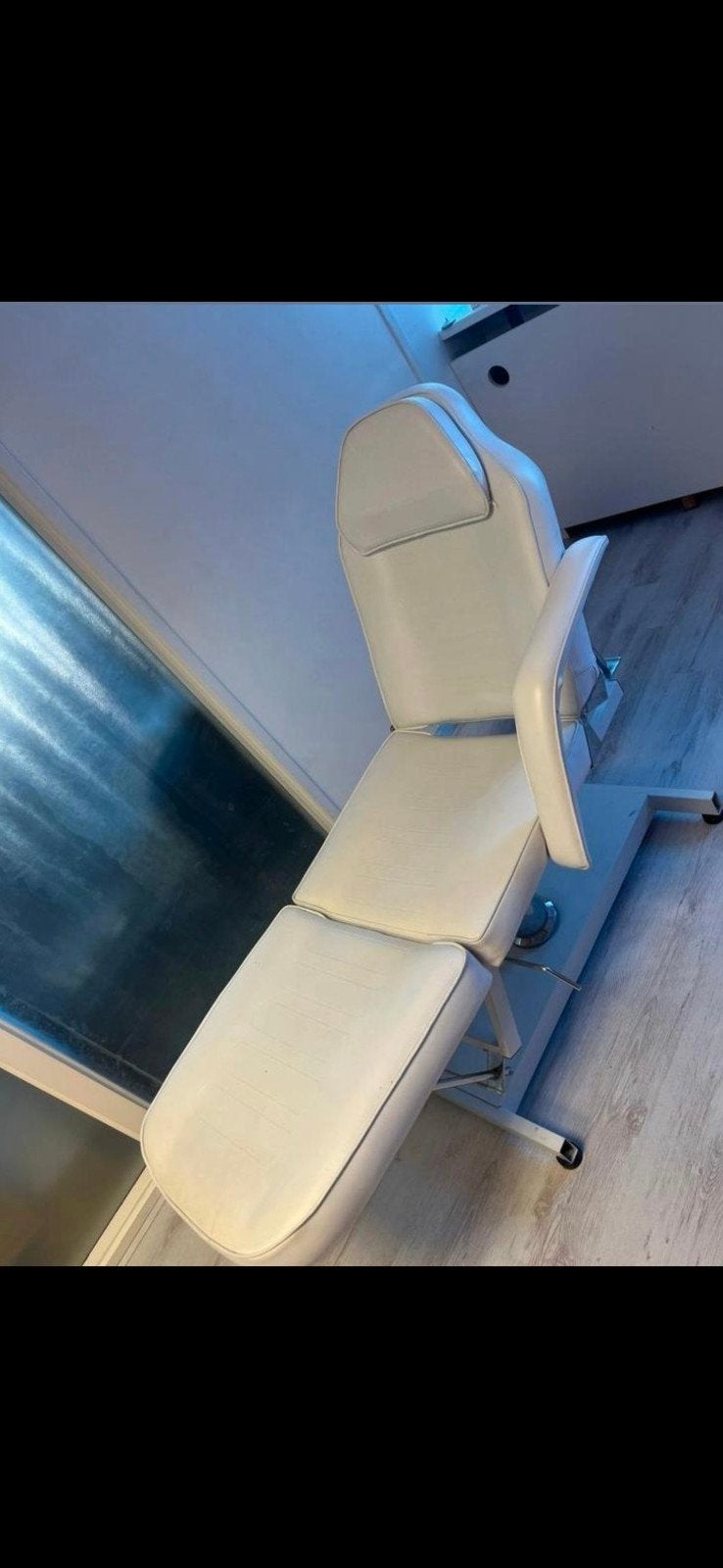 Salonstoel / Behandelstoel, Ophalen, Wit, Modern, Functioneel, Zo goed als nieuw