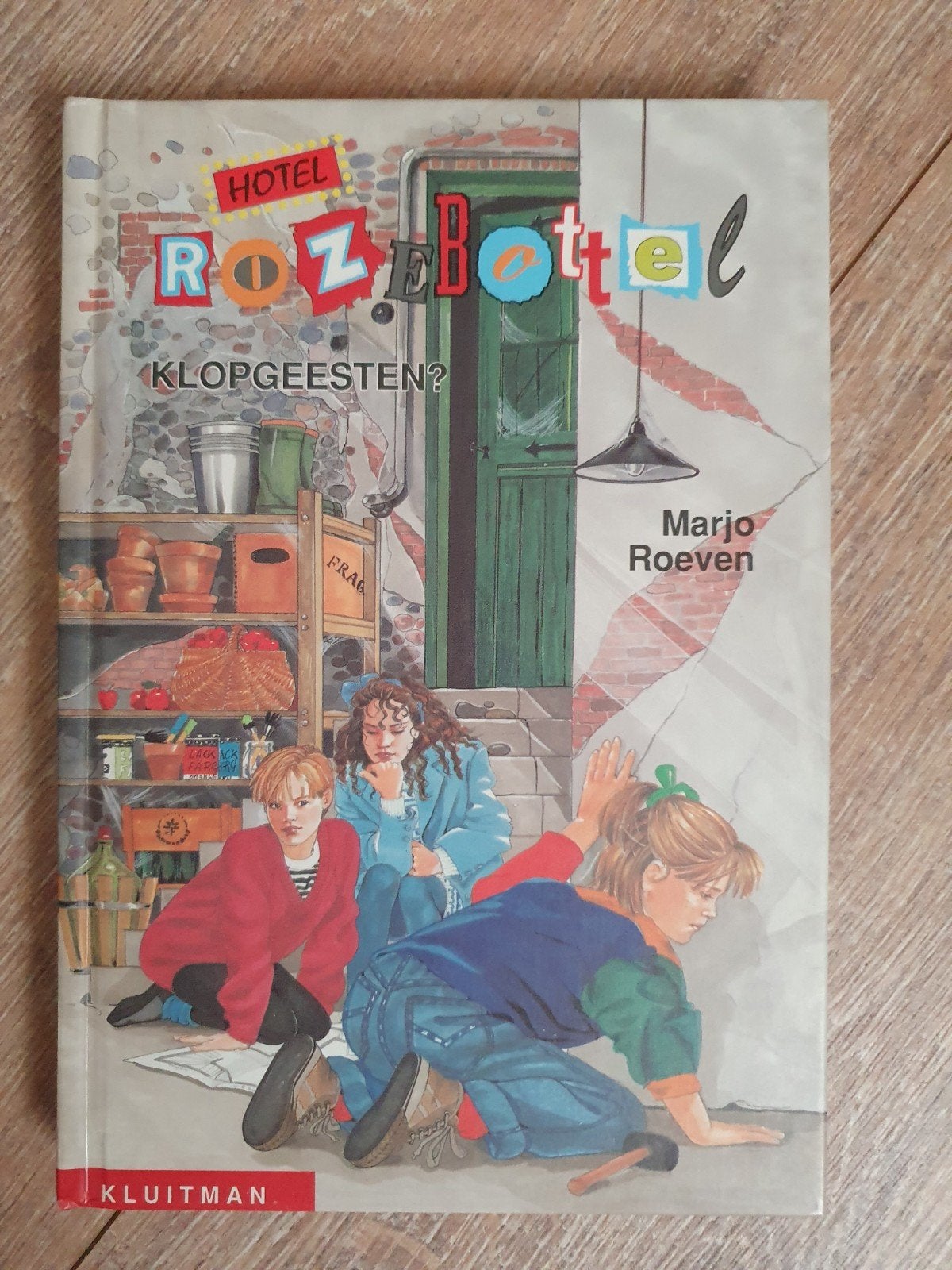 Hotel Rozebottel: Klopgeesten? - Marjo Roeven (Kluijtman), Ophalen of Verzenden, Zo goed als nieuw, Marjo Roeven, Fictie algemeen