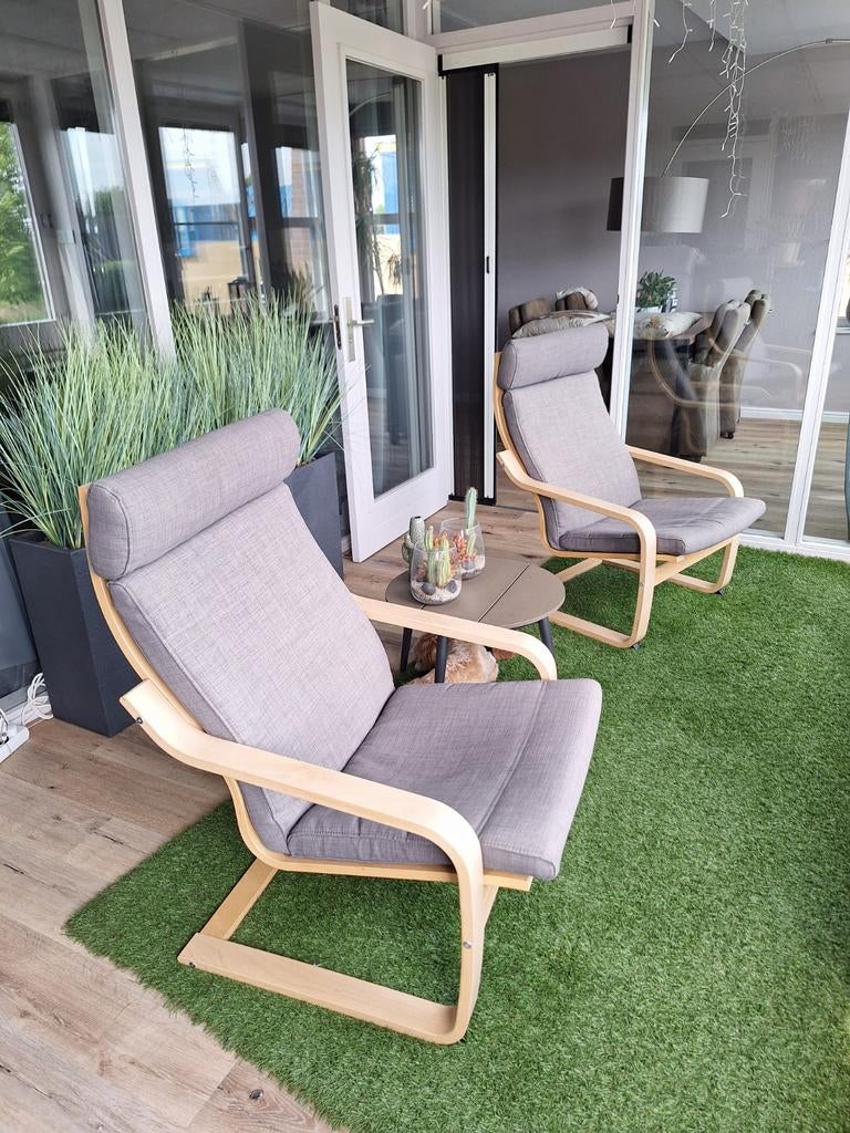 2 comfortabele fauteuils met houten frame en grijze kussens, Ophalen, Twee, Modern, Scandinavisch, Zo goed als nieuw