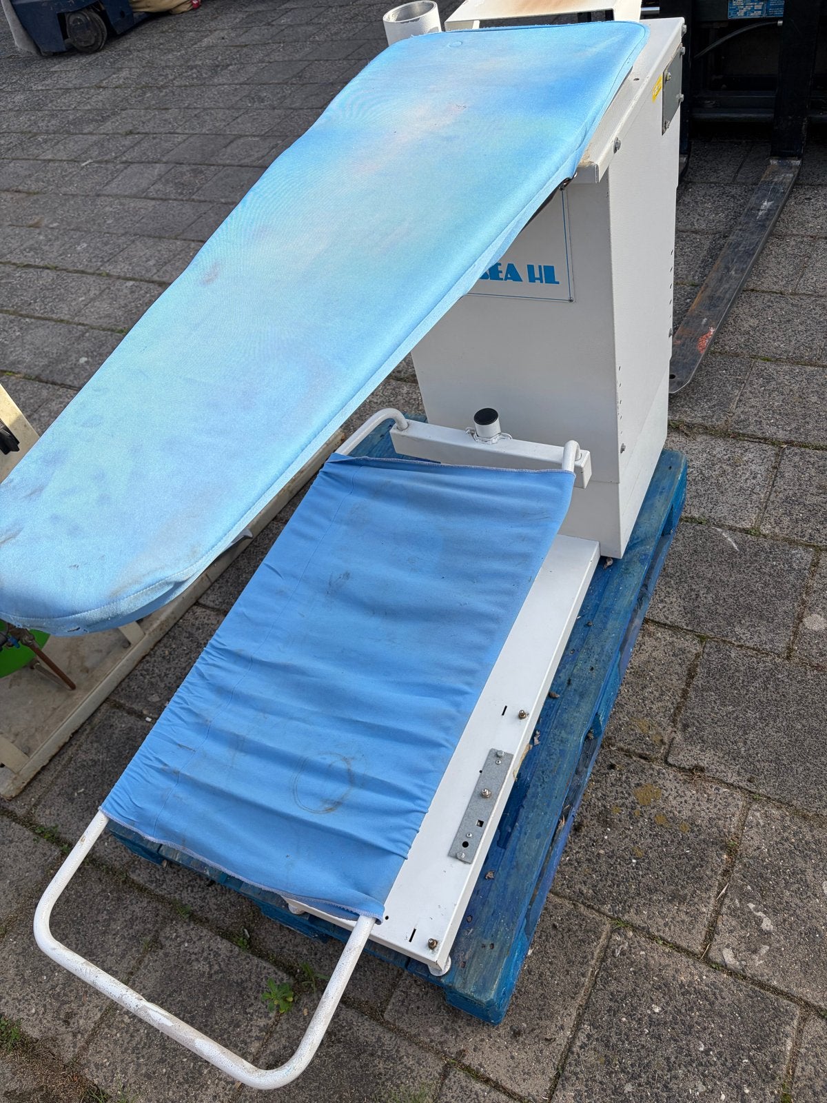 Industriële strijktafel Trevil - Alisea HL, Ophalen, Gebruikt, Strijkijzer met snoer