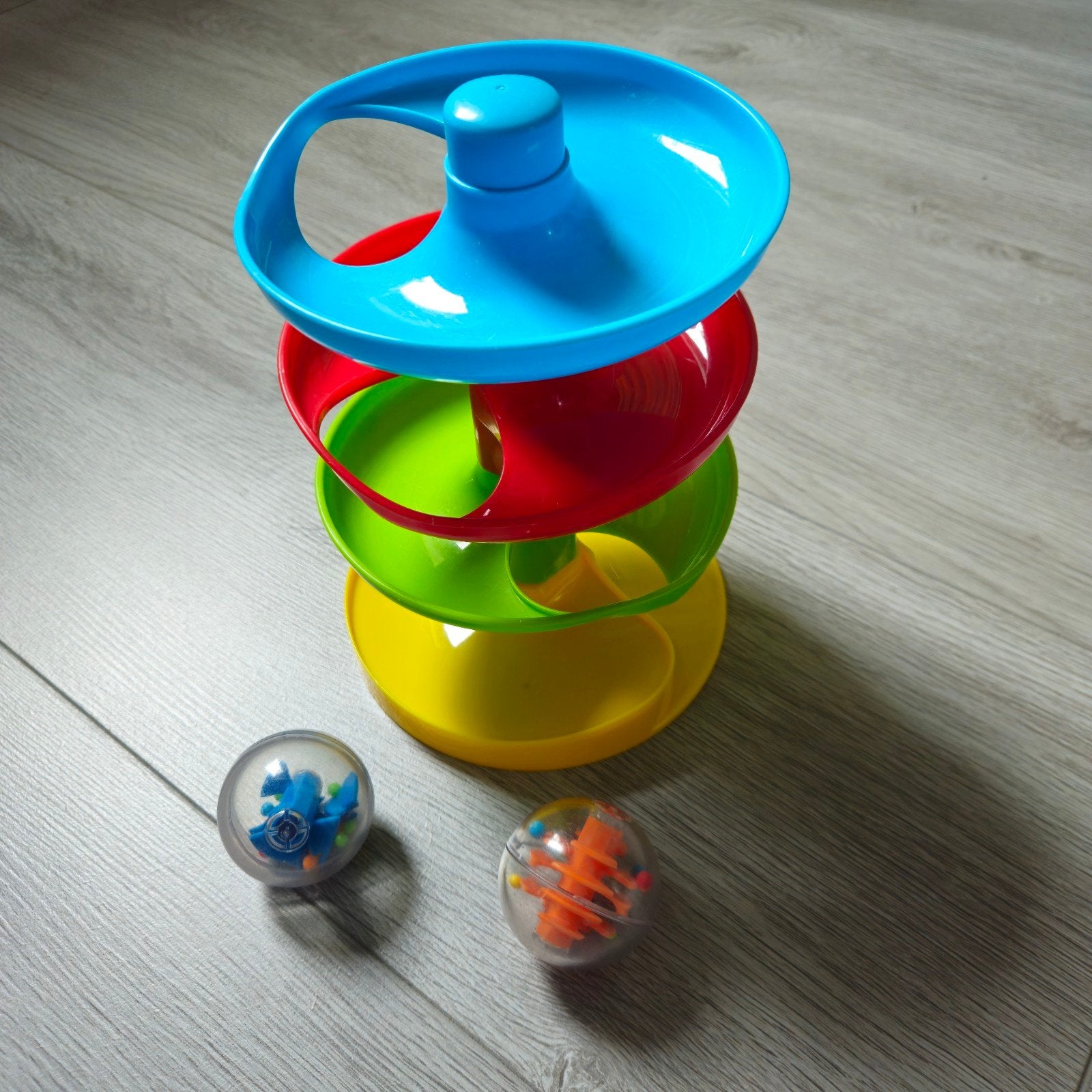 Opruiming: Kleurrijke ballenbaan met 2 rammelballen, Kinderen en Baby's, Speelgoed | Babyspeelgoed, Ophalen of Verzenden, Overige typen