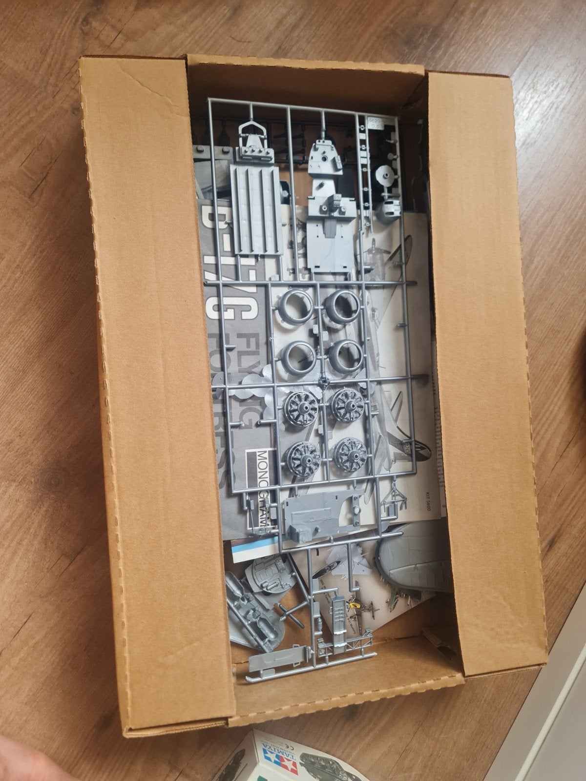 monogram 1/48 b-17g + microscale decals 1/48, Overige merken, Nieuw, Ophalen of Verzenden, Groter dan 1:72