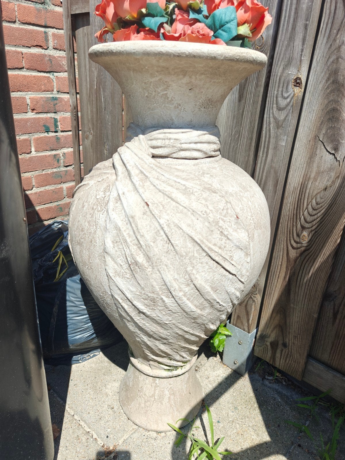 Grote stenen vaas met kunstbloemen, Tuin en Terras, Ophalen, Gebruikt