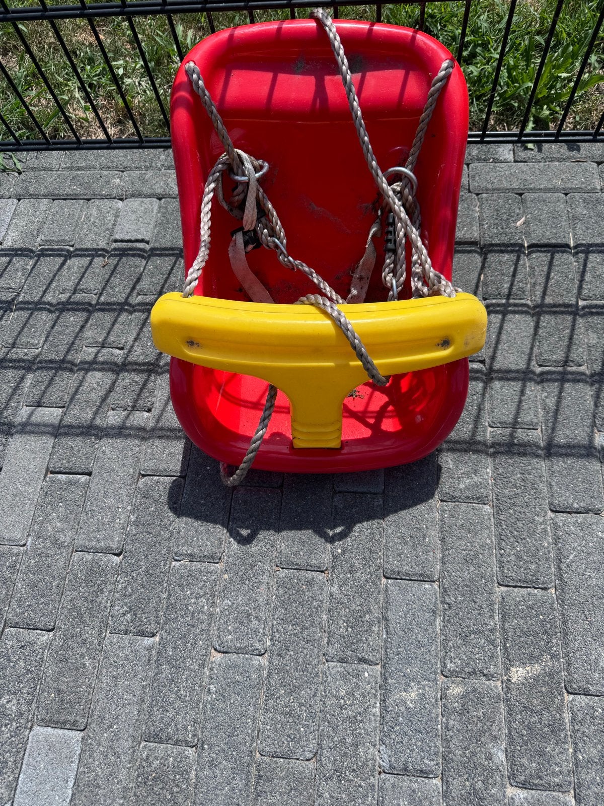 Rode babyschommel met geel veiligheidsrekje, Ophalen, Gebruikt, Schommel