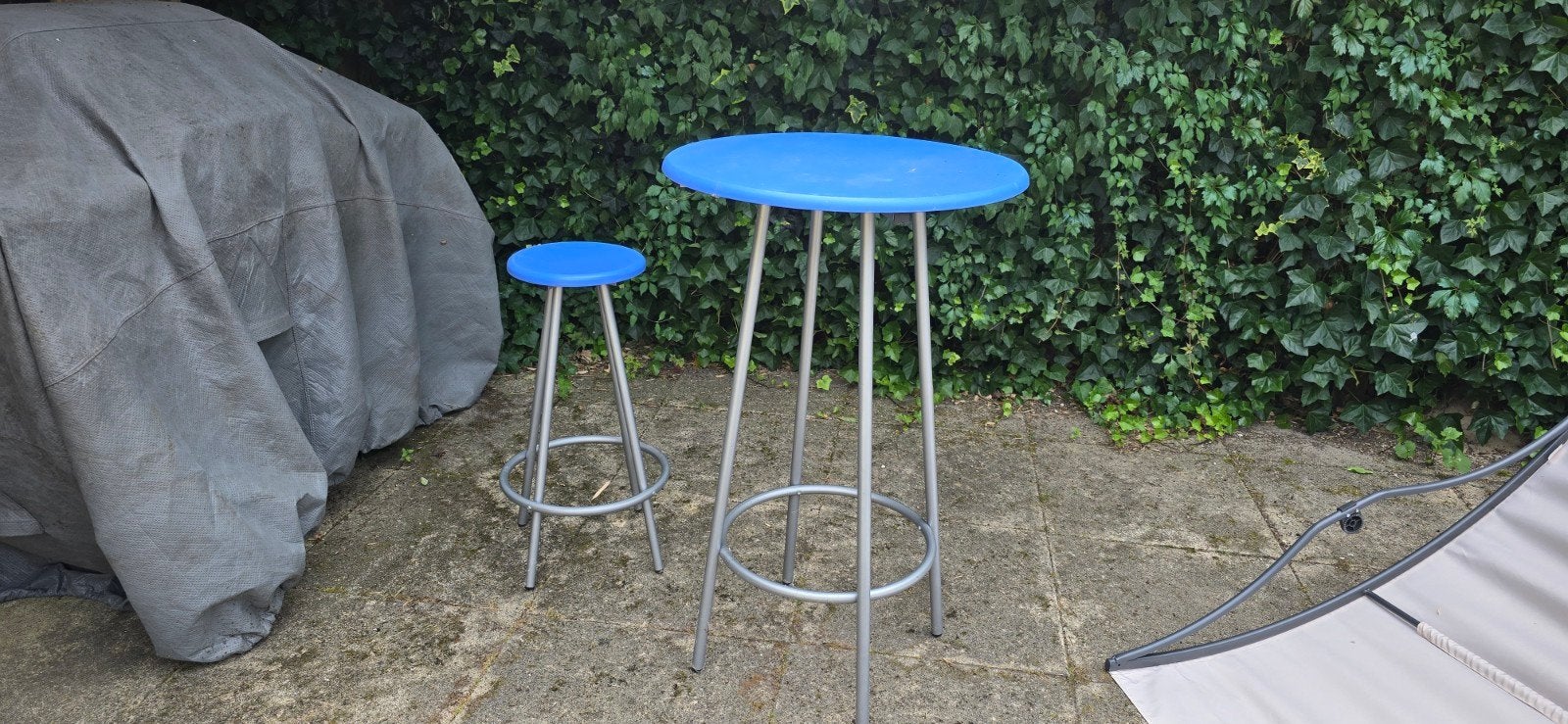 2 Partytafels (50 cm) met 4 bijpassende stoelen, Ophalen, Gebruikt