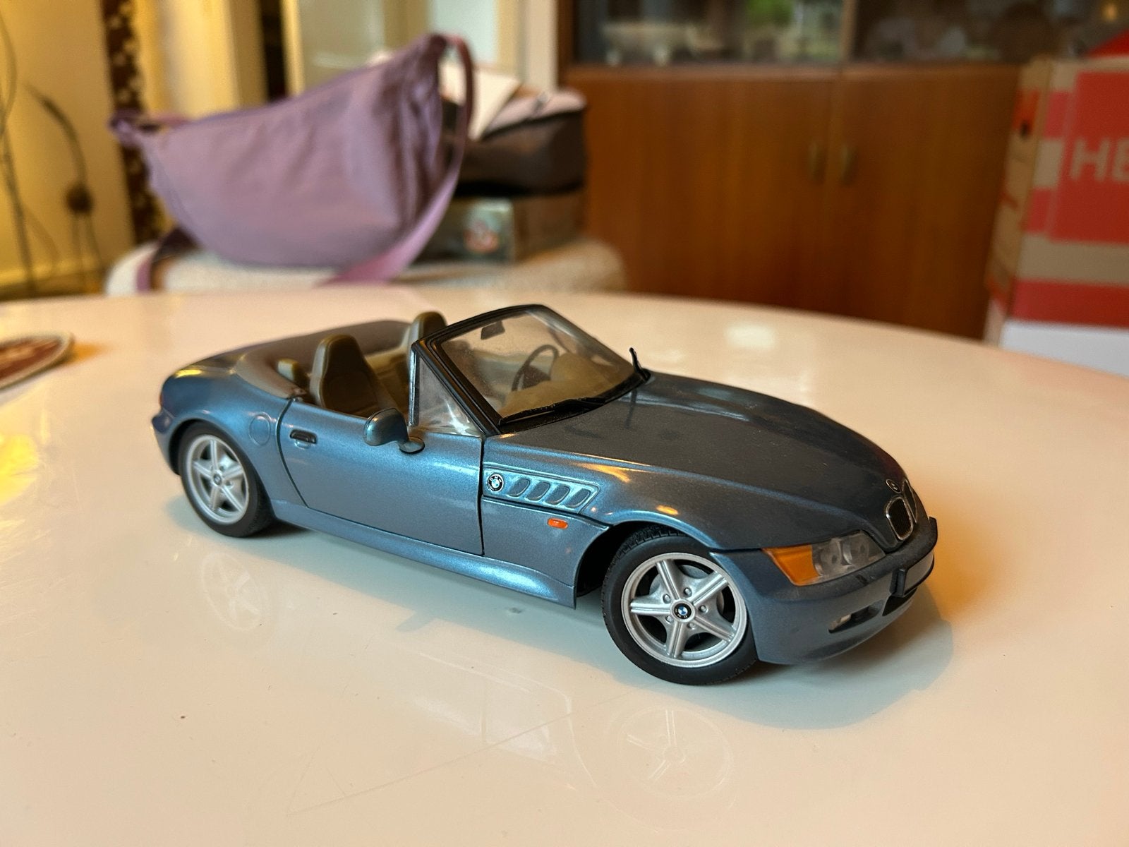 UT Models BMW Z3 Bond 007 Goldeneye 1:18 Metallic Blauw, Ophalen of Verzenden, Zo goed als nieuw, Auto, UT Models