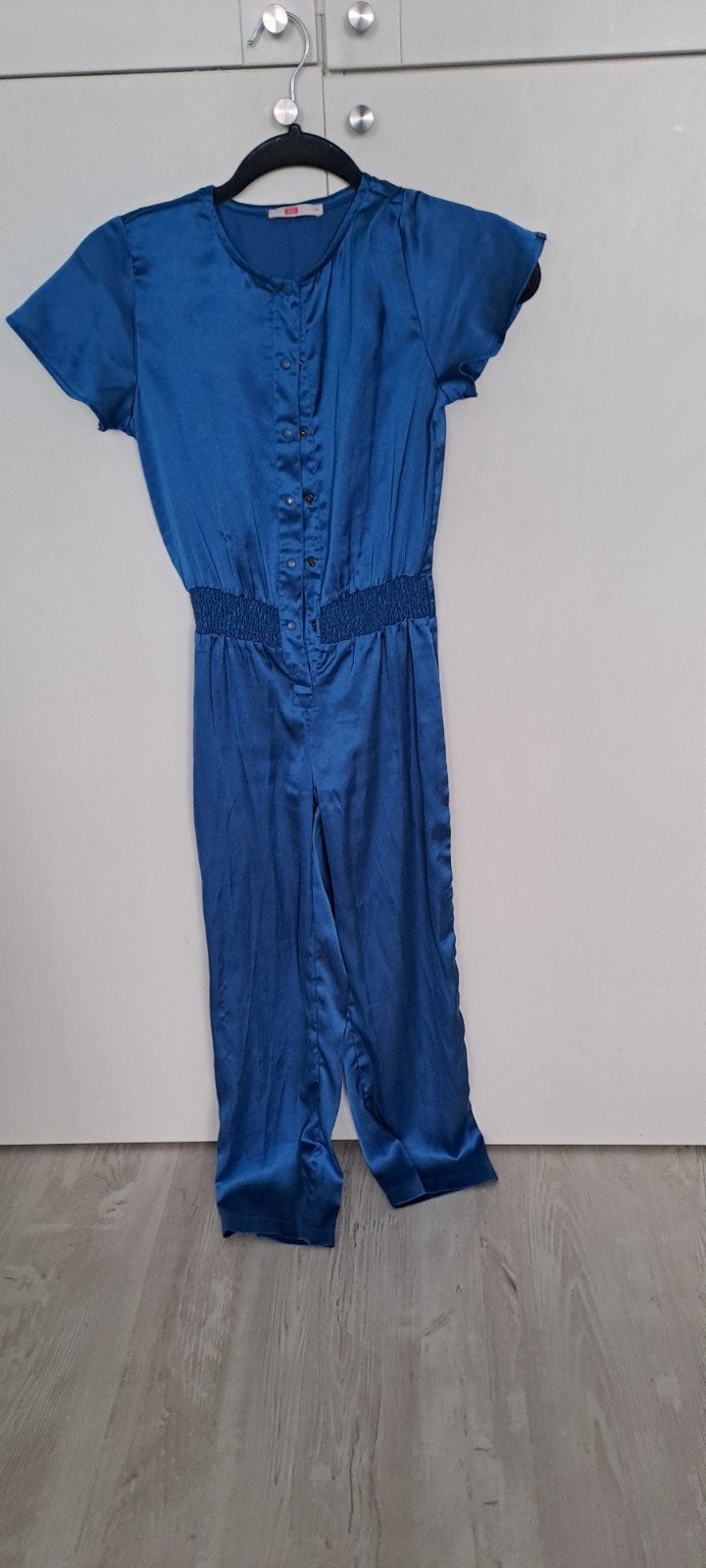 Mt 140 blauwe satijnen jumpsuit., Ophalen of Verzenden, Zo goed als nieuw, Meisje