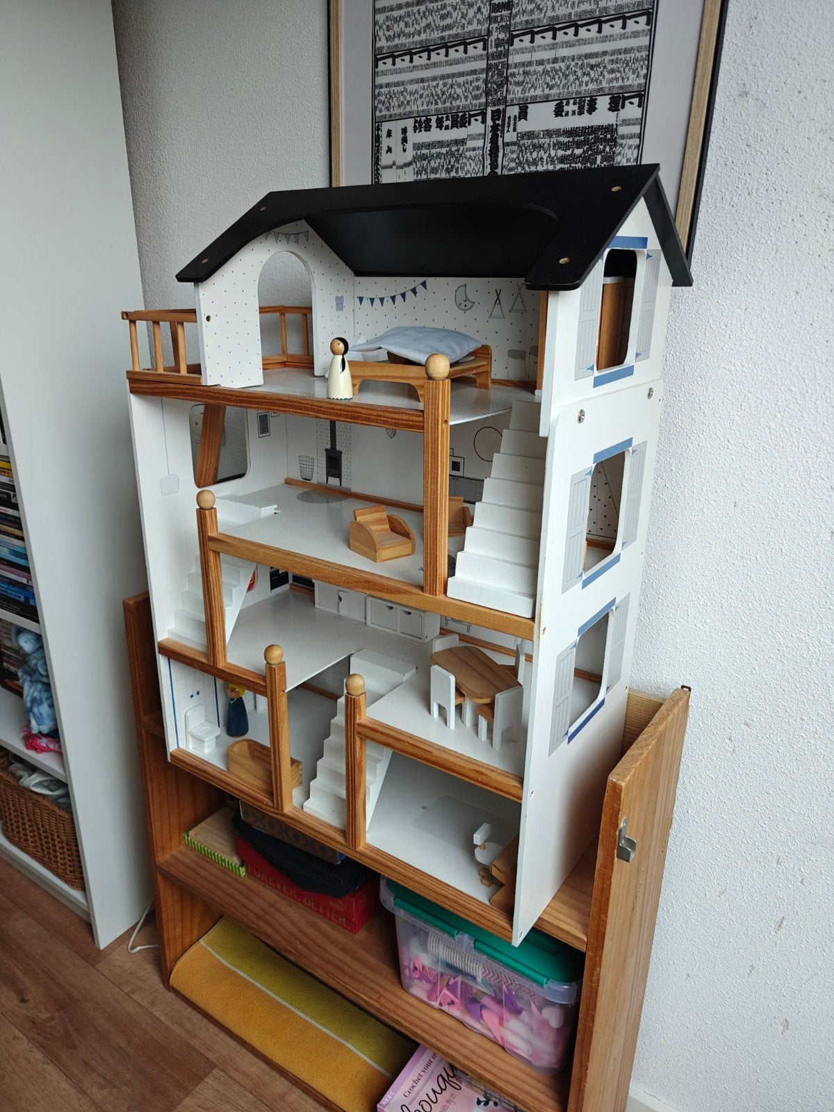 Groot poppenhuis met inrichting, Kinderen en Baby's, Ophalen, Gebruikt, Poppenhuis