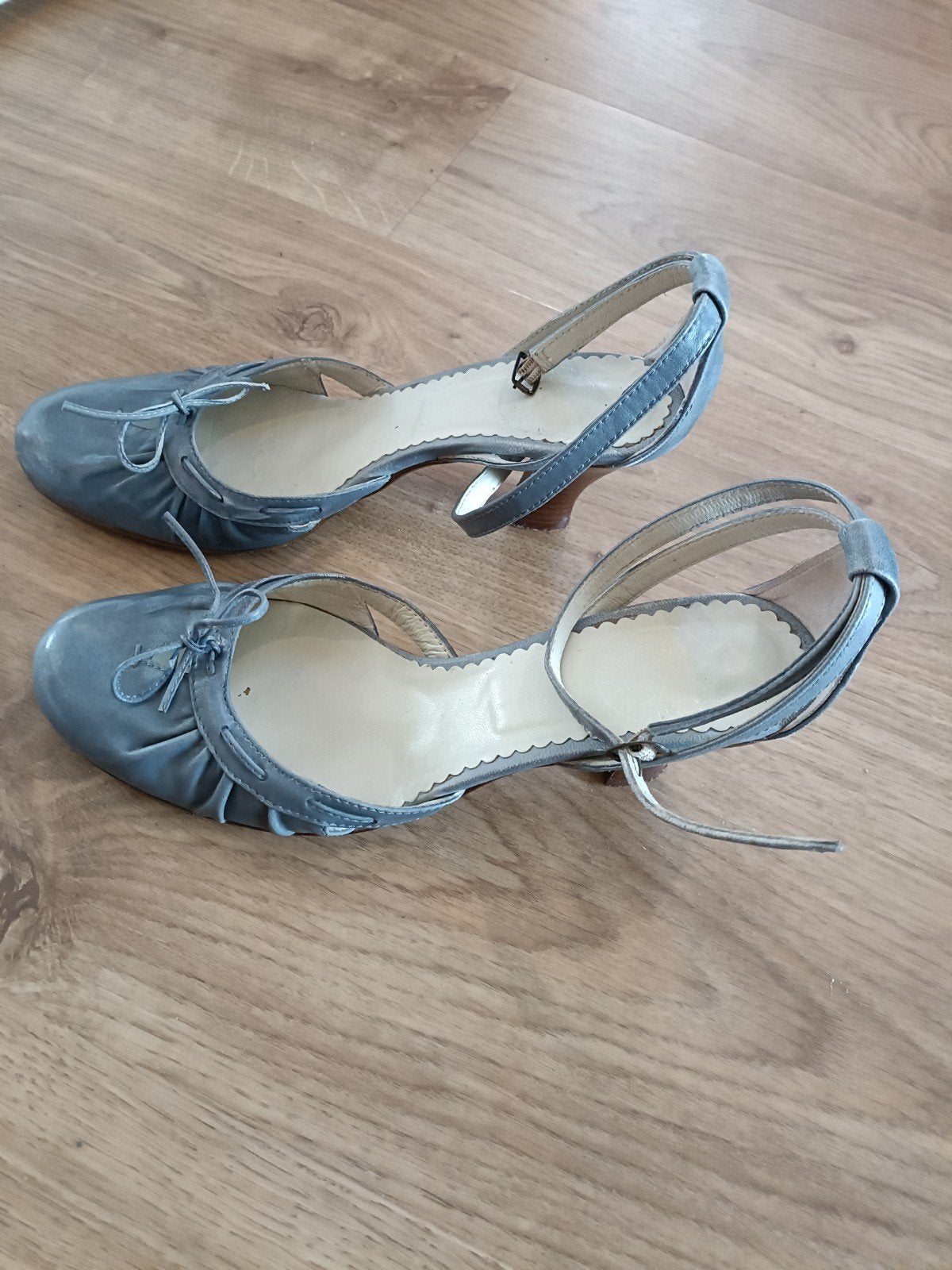 Supermooie blauwgrijze hakjes in originele doos, Ophalen of Verzenden, Zo goed als nieuw