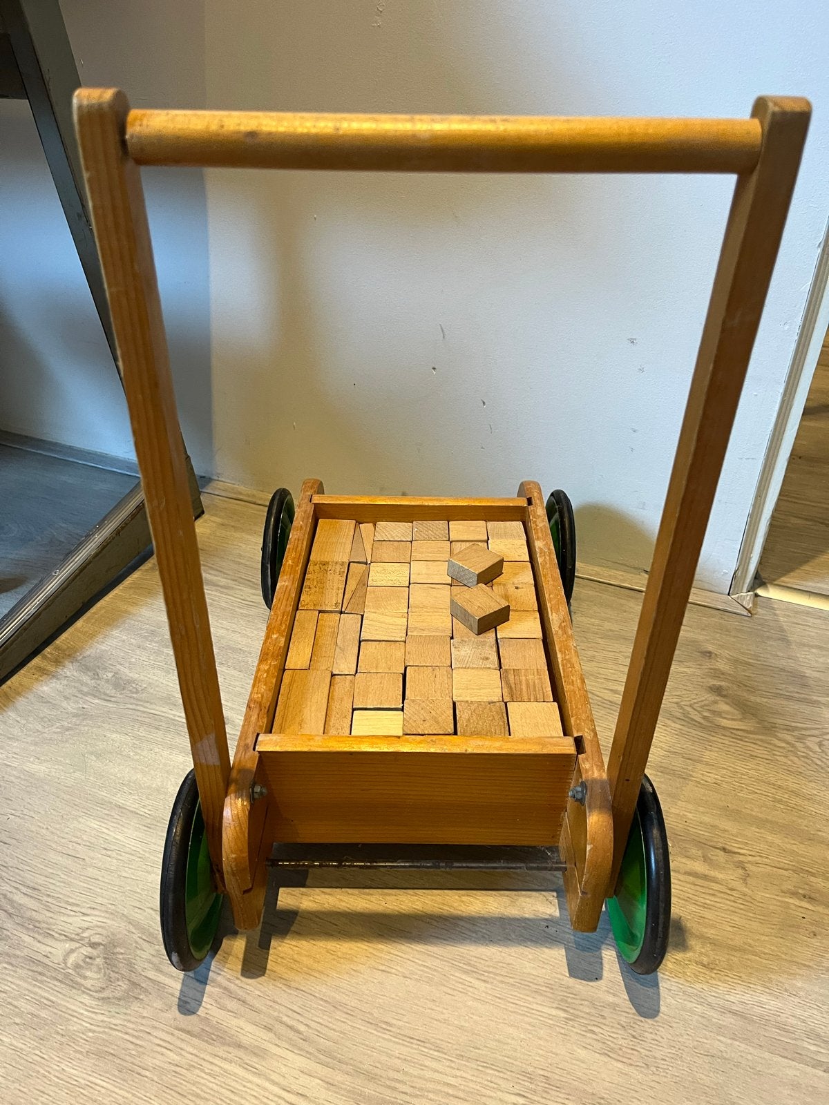 Vintage Houten Blokkendoos op Wielen - Duwkar met Blokken, Ophalen of Verzenden, Gebruikt, Duw- of Trekspeelgoed