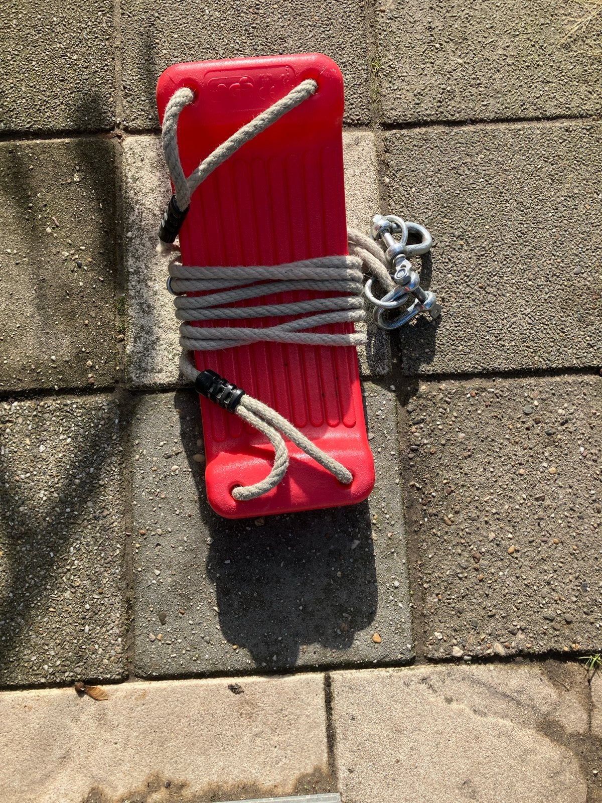 Rode schommelplank met touw en bevestigingshaken, Ophalen, Gebruikt, Schommel, Aanbouwonderdeel