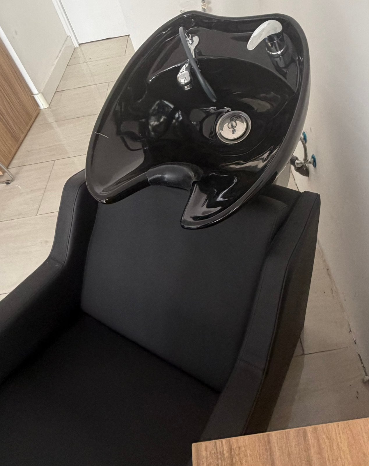 Nieuwe professionele kapperswasunit in zwart,