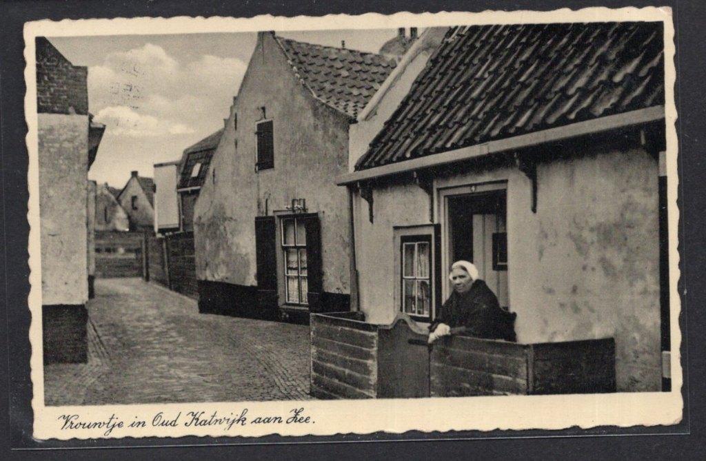 KATWIJK AAN ZEE - Vrouwtje in Oud Katwijk aan Zee., Verzamelen, Ansichtkaarten | Themakaarten, Verzenden, 1920 tot 1940, Gelopen