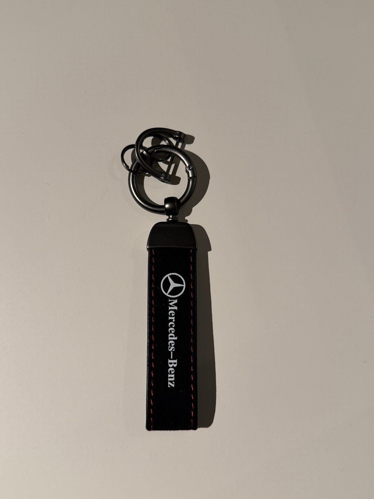 Mercedes-Benz Sleutelhangers - Zwart Leer met Rood Stiksel, Ophalen, Nieuw