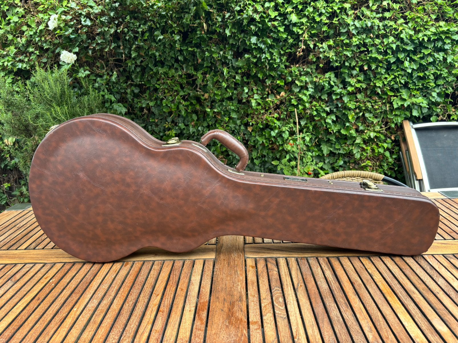 Gitaarkoffer donker bruin met wijnrode pluche, Muziek en Instrumenten, Ophalen, Zo goed als nieuw, Overige instrumenten