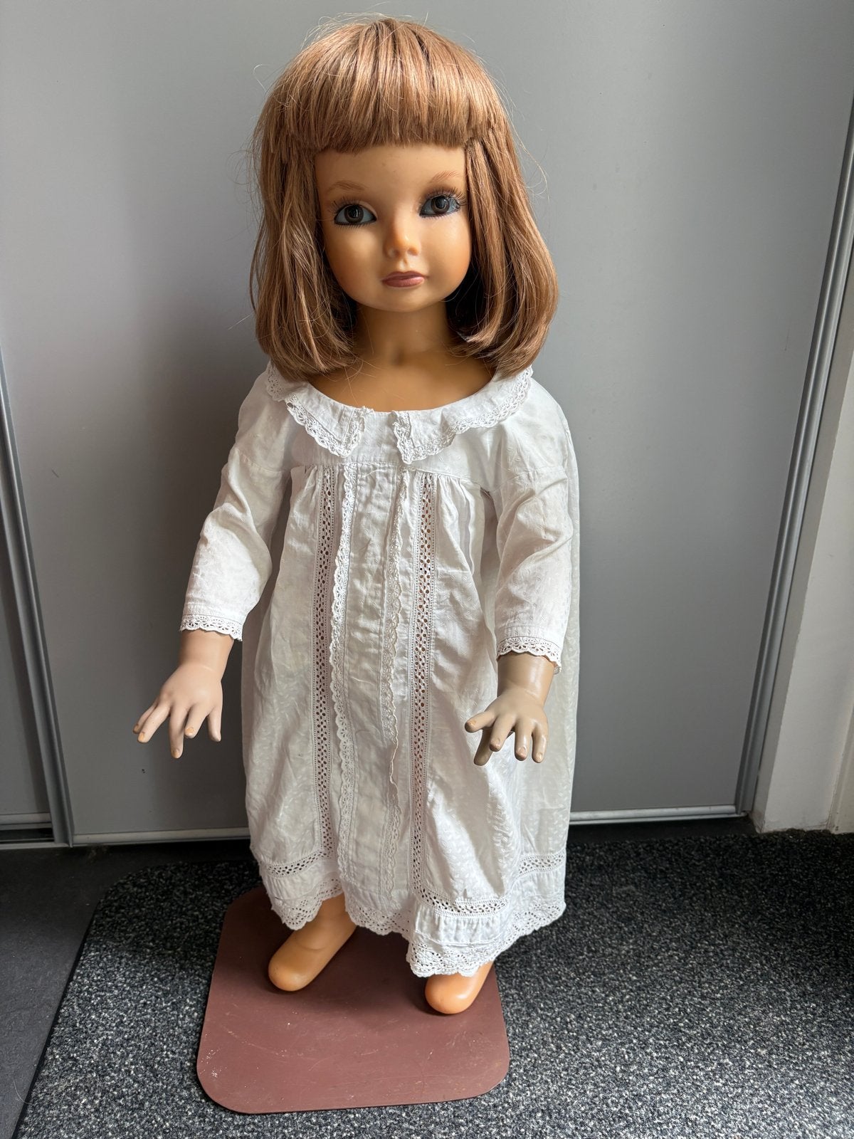 Vintage Kinderetalagepop 85 cm met standaard en pruik, Ophalen of Verzenden, Gebruikt, Overige typen