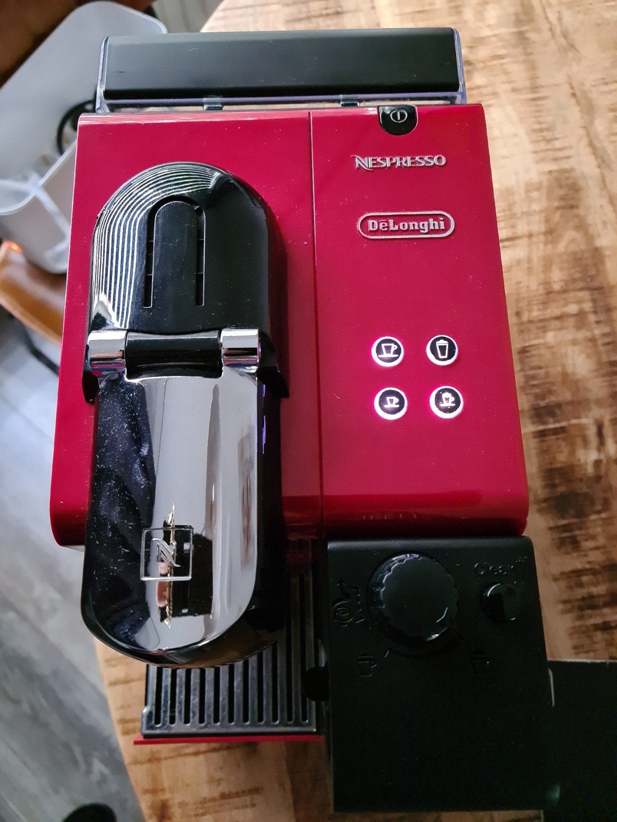 Nespresso De'Longhi Lattissima - Rood, Witgoed en Apparatuur, Espresso apparaat, Ophalen of Verzenden, Zo goed als nieuw, 1 kopje
