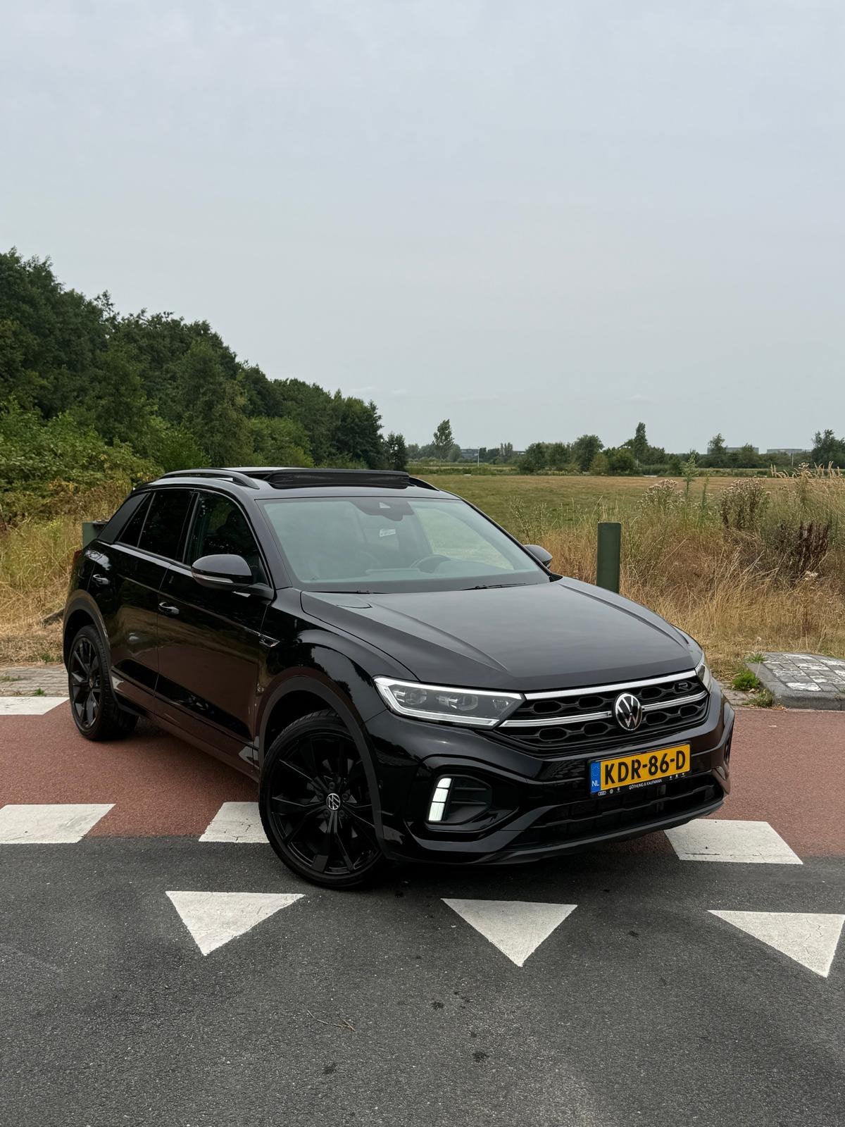 VW T-Roc 2.0 TSI 190pk 4Motion,3x R-line, Pano,IQ, Beats, Parkeerassistent, 1984 cc, Zwart, Leder