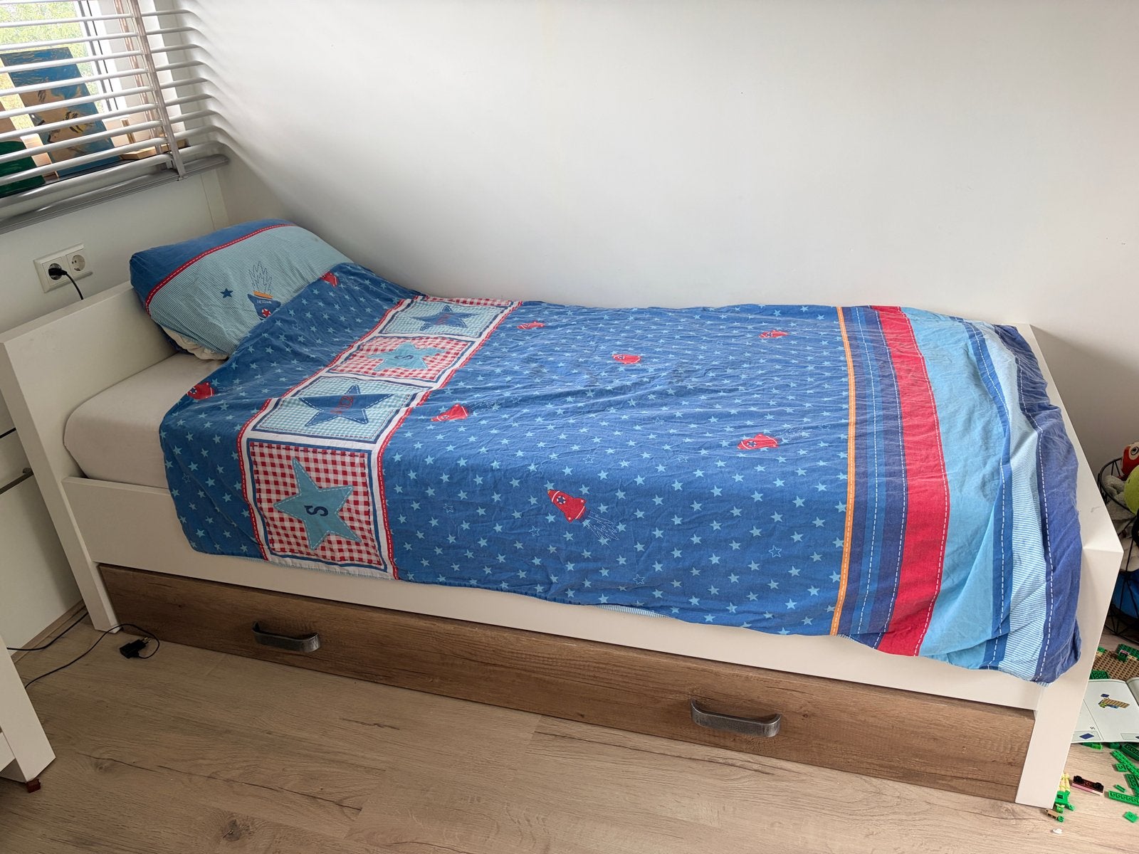 Eenpersoonsbed met nachtkast en bureau kidsmill kinderkamer, Ophalen, 85 tot 100 cm, Gebruikt, Lattenbodem