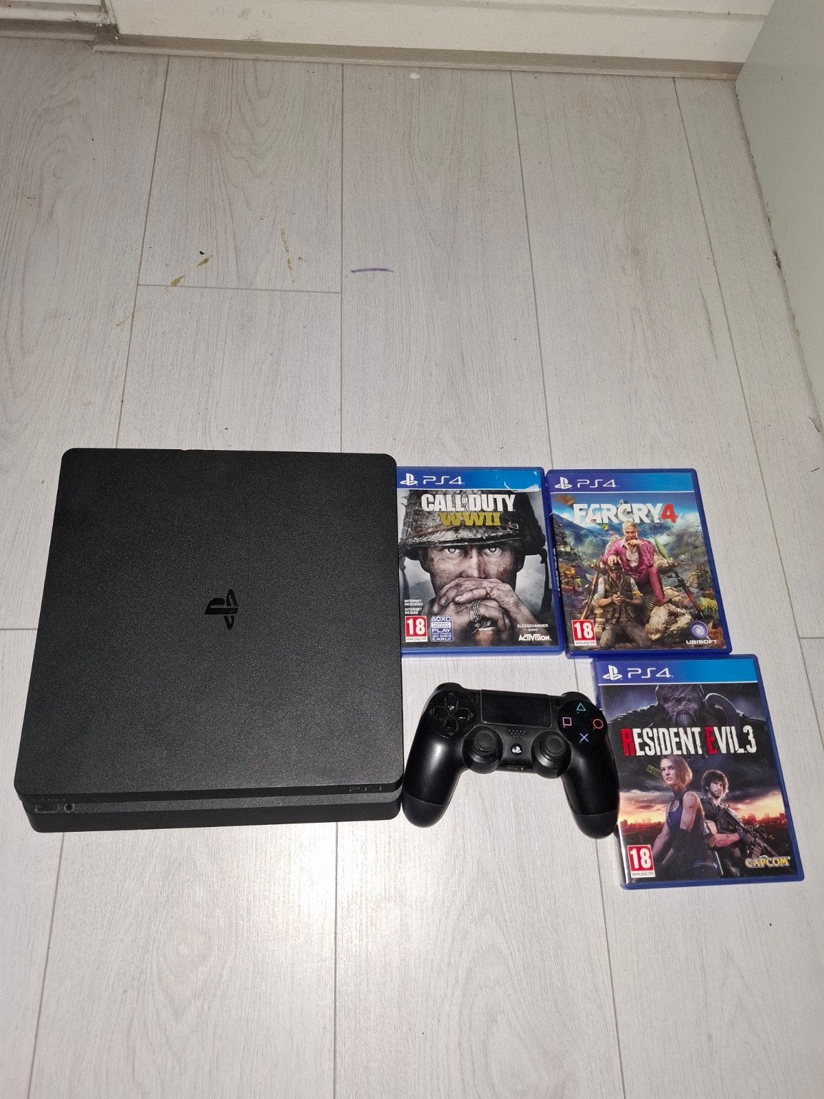 ps4 met call of duty ww2 en far cry 4 en resident evil3, Ophalen, Zo goed als nieuw, Met 1 controller, Slim