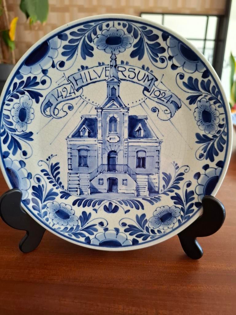 Delfts Blauw Gedenkbord Hilversum 1424-1924 - De Porceleyne, Antiek en Kunst, Antiek | Wandborden en Tegels, Ophalen of Verzenden