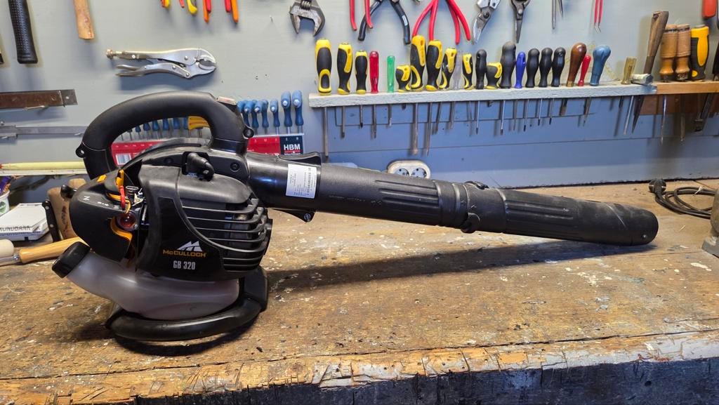 Bladblazer mccullogh/husqvarna GB320, Benzine, Gebruikt, McCulloch (Husqvarna), Handgedragen