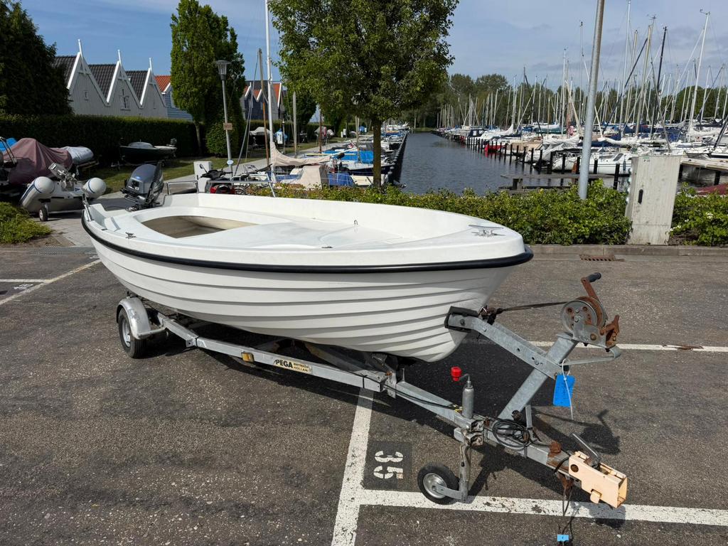 Motorboot (5,5m) met 8PK motor, Watersport en Boten, Ophalen, Zo goed als nieuw, Trailer