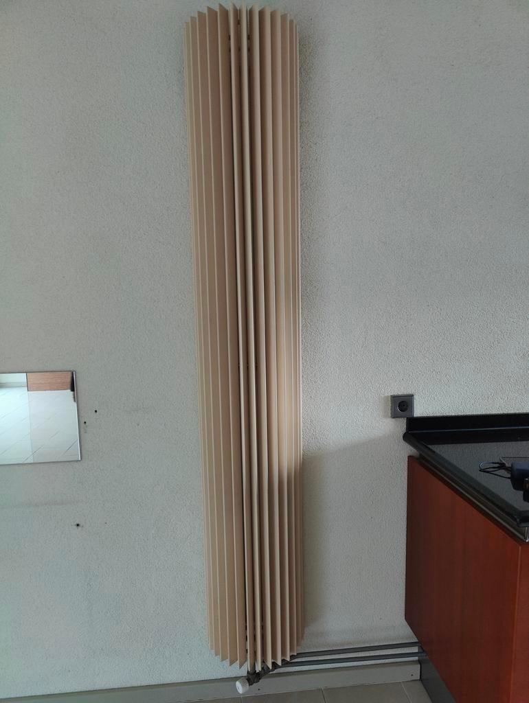 Designer Slanke verticale radiator, beige, gebruikt, Doe-het-zelf en Verbouw, Verwarming en Radiatoren, Radiator, Minder dan 60 cm
