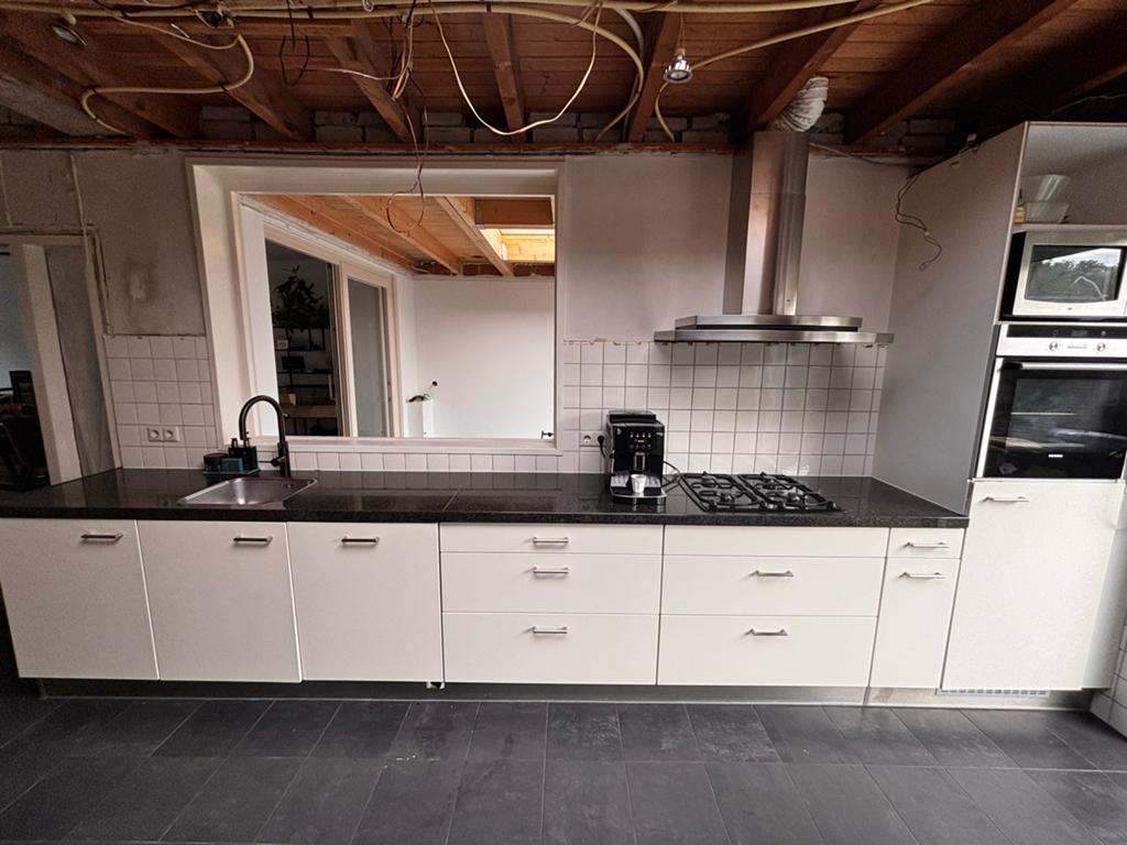 Moderne witte keuken met granieten blad en apparatuur, Ophalen, Gebruikt, Wit, Graniet of Steen