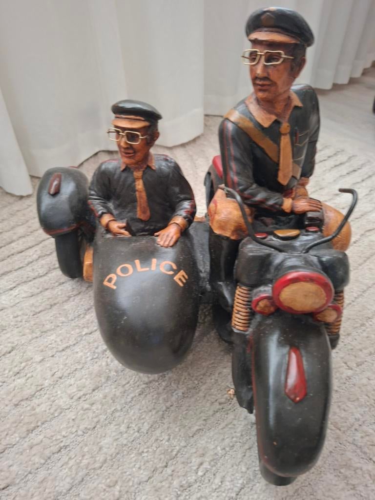 Houten motor met zijspan en politieagenten, Ophalen