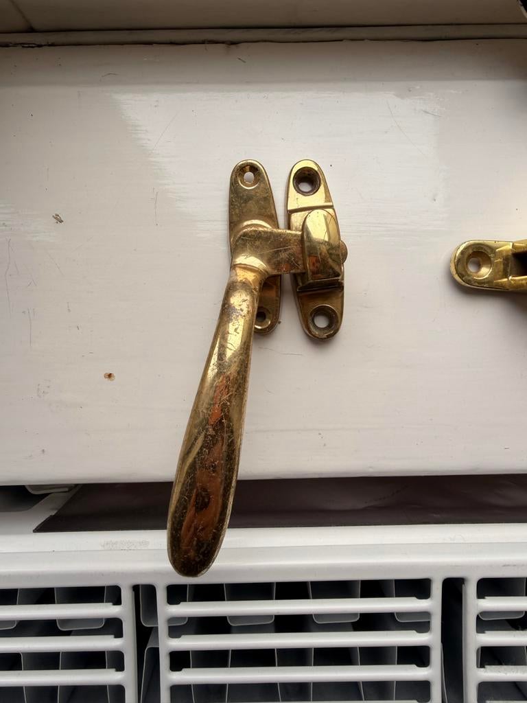 Messing raamsluiting - Vintage raamklink, slot, raamboom, Doe-het-zelf en Verbouw, Hang- en Sluitwerk, Ophalen, Gebruikt, Koper of Messing