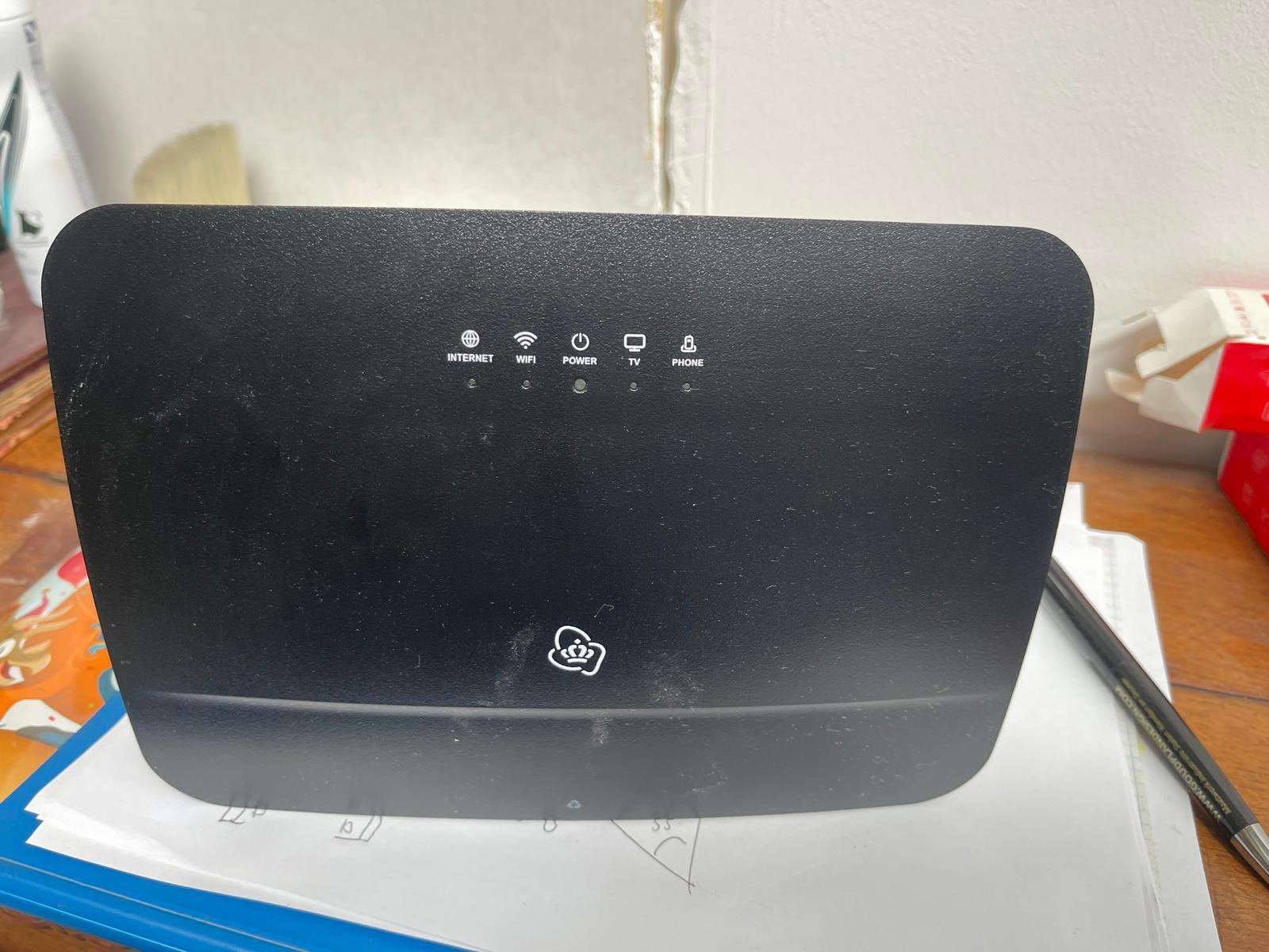 KPN box 12b werkend van de muur. Met kabel / adapter erbij., Ophalen of Verzenden, Zo goed als nieuw