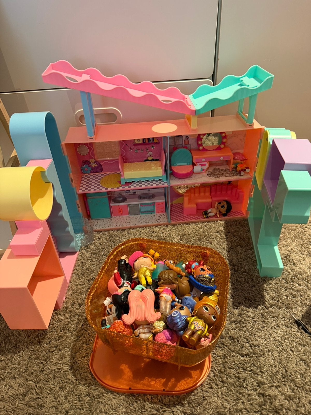 LOL huis met heel veel poppetjes, Ophalen, Zo goed als nieuw, Poppenhuis