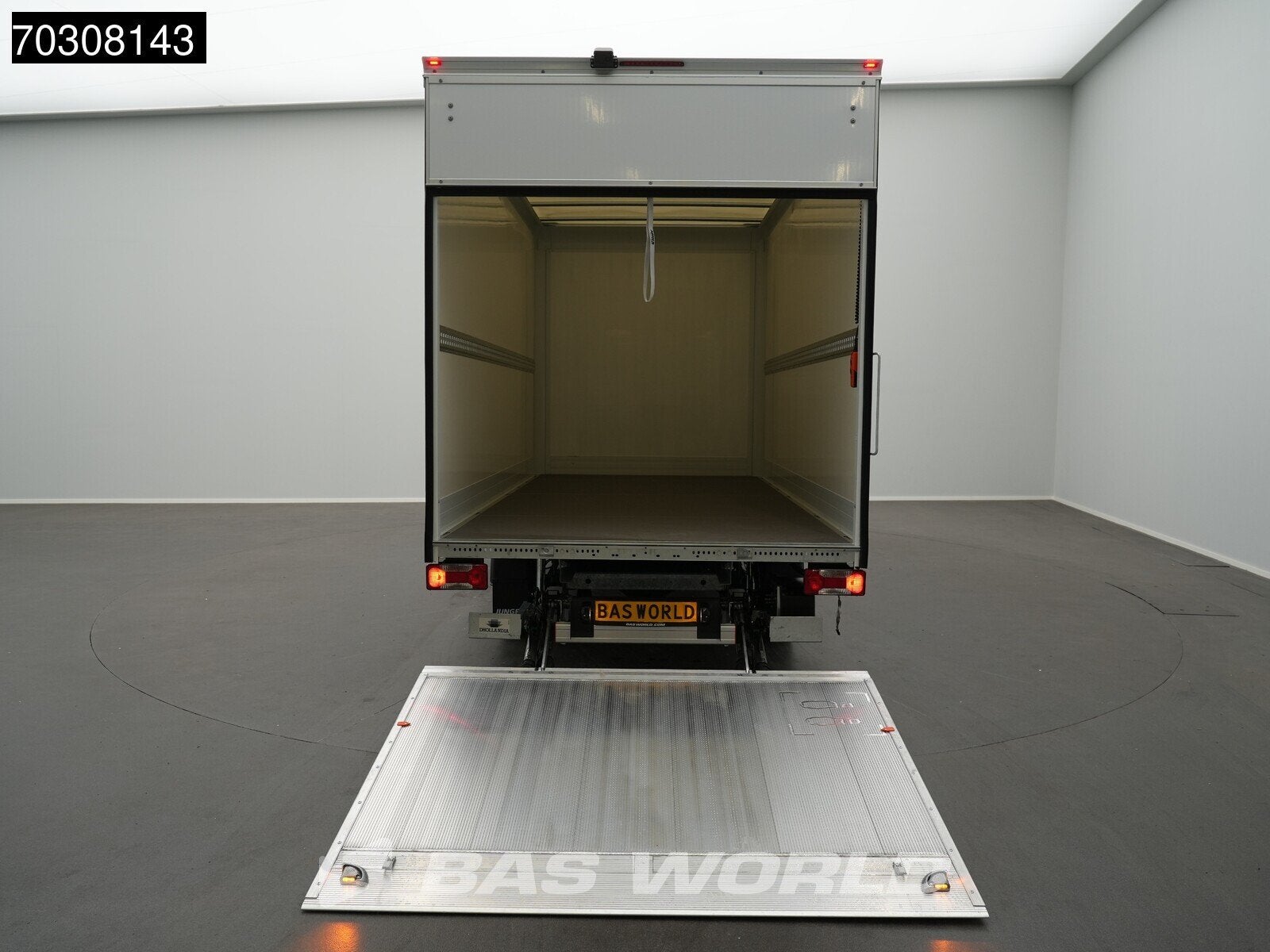 Iveco Daily 35S18 3.0L Automaat Laadklep 180PK Bakwagen ACC, Auto's, Automaat, Stoelverwarming, Stof, Euro 6